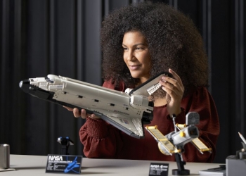 Lego NASA Space Shuttle Discovery tampilkan perincian pesawat angkasa & teleskop Hubble Space