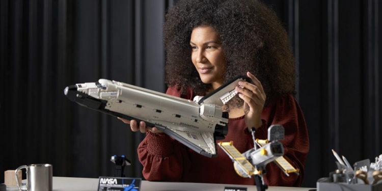 Lego NASA Space Shuttle Discovery tampilkan perincian pesawat angkasa & teleskop Hubble Space