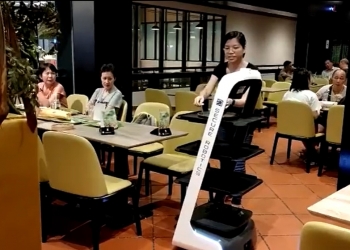 Kayu Nasi Kandar guna robot hantar pesanan