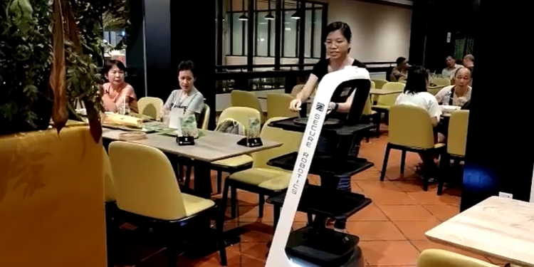 Kayu Nasi Kandar guna robot hantar pesanan