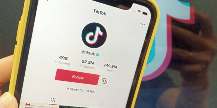 Tiktok bantu pengguna pekak faham kandungan video dengan sarikata automatik