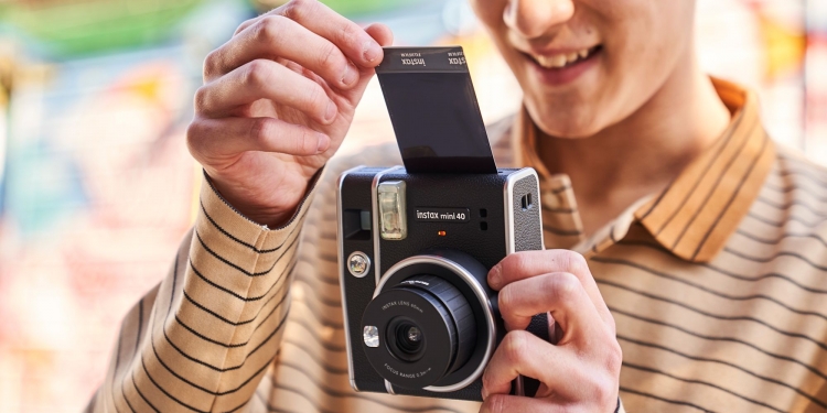Instax Mini 40 diumum, kamera ala mainan yang tak murah harganya
