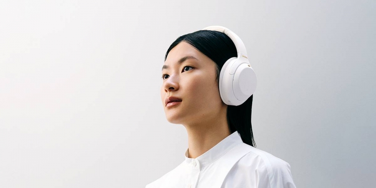 Fon kepala ANC Sony WH-1000XM4 kini ada warna putih dalam kuantiti terhad