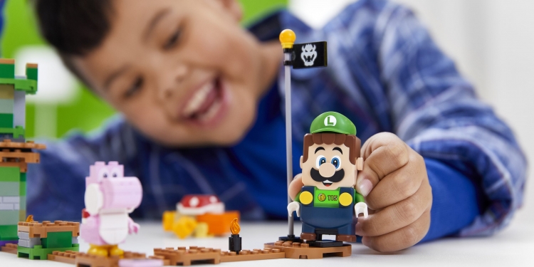 Watak Luigi kini hadir dalam set Lego Super Mario, ada suara & sensor warna layar LCD