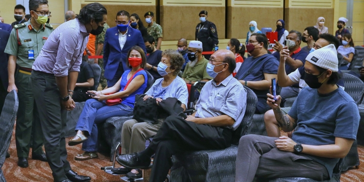 Suntikan fasa 3 vaksin mungkin ditangguh akibat kekurangan bekalan vaksin daripada pengedar