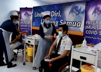Pusat vaksinasi bakal beroperasi 7 hari seminggu & 2,800 janji temu suntikan AstraZeneca ditunda