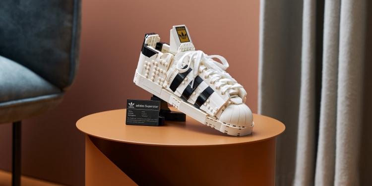 Lego Adidas Originals Superstar Sneaker, tampil dengan kotak & tali seperti kasut asli