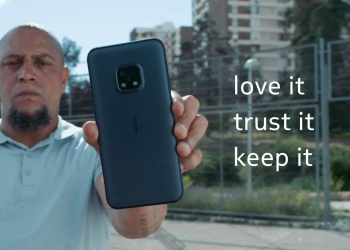 Nokia XR20 kalis tendangan Roberto Carlos