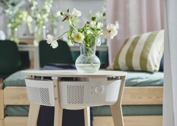 IKEA ada meja sisi yang turut berfungsi sebagai penapis udara