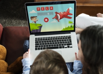 Ajar anak kecil kendalikan laptop dengan 5 cara asas ini