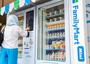 FamilyMart Mini, cara mudah beli makanan & minuman guna mesin gedegang