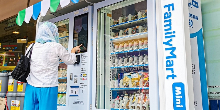 FamilyMart Mini, cara mudah beli makanan & minuman guna mesin gedegang
