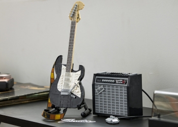 Lego gitar elektrik ini kelihatan seperti gitar Fender Stratocaster sebenar