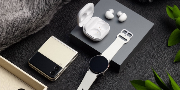 Padankan Galaxy Z Flip3 5G & Galaxy Z Fold3 5G anda dengan 2 ahli terbaharu ekosistem Samsung ini