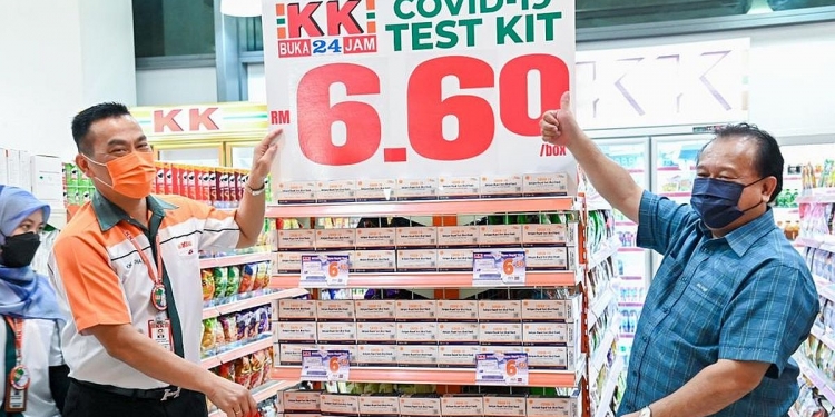 Kit ujian kendiri COVID-19 kini dijual di bawah RM7 di kedai serbaneka