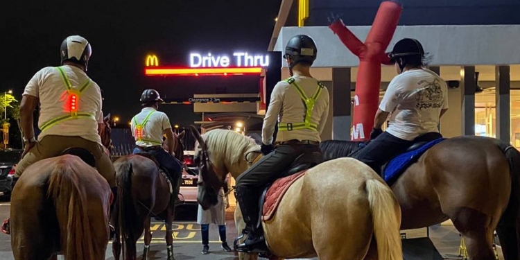 Pandu lalu McDonald’s menaiki kuda sampai ke luar negara, tetapi dikritik ramai
