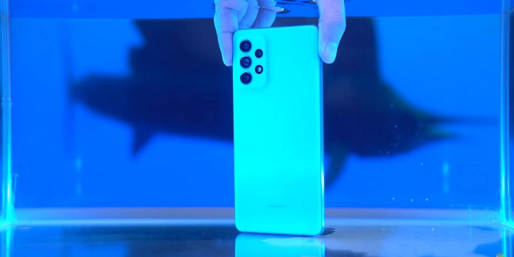 Kalis air IP67 akan ada di telefon Samsung yang lebih murah