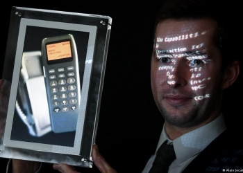 SMS pertama dunia dilelong pada nilaian lebih RM500 juta