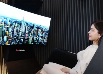 Kerusi malas LG ini dilengkapi paparan OLED melengkung untuk lebih asyik