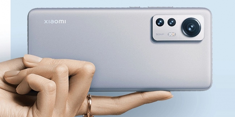 Xiaomi 12 dicerap lebih kompak berbanding iPhone 13