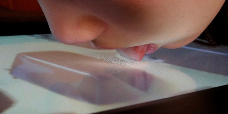 Skrin TV ini keluarkan rasa makanan