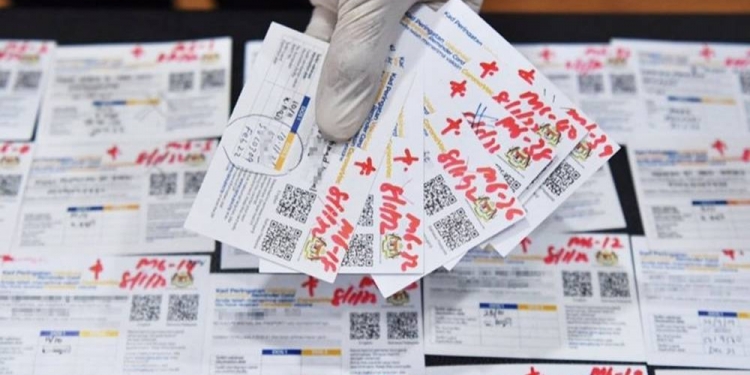 Doktor anti-vaksin ditahan jual sijil vaksin palsu