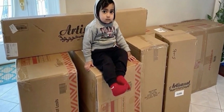 Ibu bapa terkejut perabot bernilai RM8 ribu tiba di rumah,  dibeli bayi berusia 22 bulan
