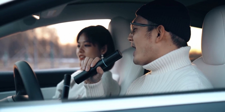 Mikrofon ini tukar Tesla jadi pusat karaoke bergerak