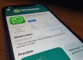 WhatsApp iOS lancarkan keupayaan dengar Voice Note di luar ruang sembang