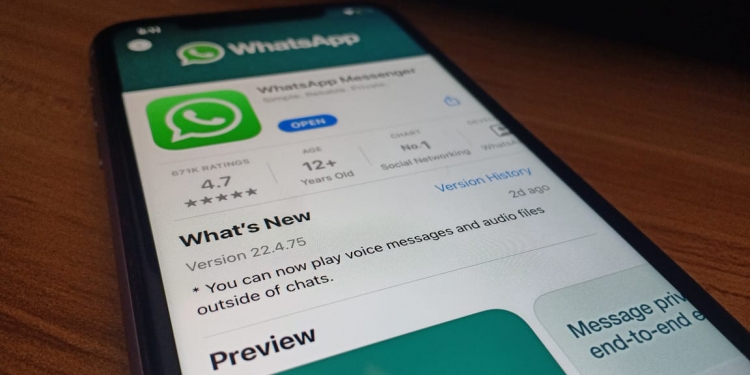 WhatsApp iOS lancarkan keupayaan dengar Voice Note di luar ruang sembang