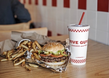 Five Guys kini dibuka di Kuala Lumpur, ada 250,000 gabungan burger dan lebih 1,000 perisa milkshake