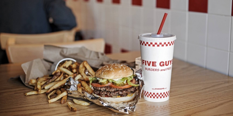 Five Guys kini dibuka di Kuala Lumpur, ada 250,000 gabungan burger dan lebih 1,000 perisa milkshake