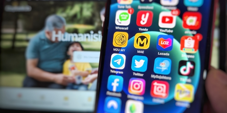 Laman Maybank2u serta aplikasi MAE dan Maybank2u tergendala