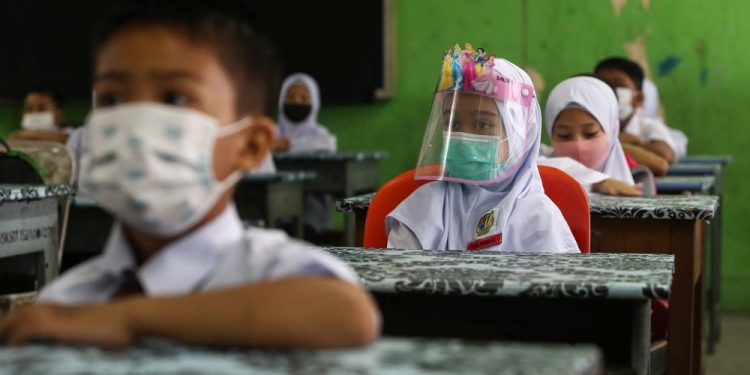 Guru diarah elak buat live media sosial ketika mengajar, pelajar boleh terima kesan yang besar