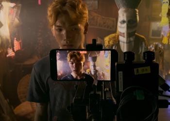 Pengarah filem Shutter, Parkpoom Wongpoom menghasilkan filem seram baru yang dirakam dengan iPhone 13 Pro