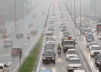 TIPS: 6 cara memandu dengan tenang & selamat ketika hujan lebat