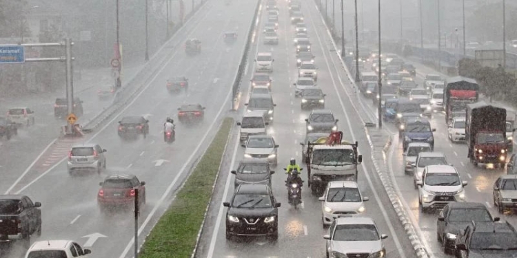 TIPS: 6 cara memandu dengan tenang & selamat ketika hujan lebat