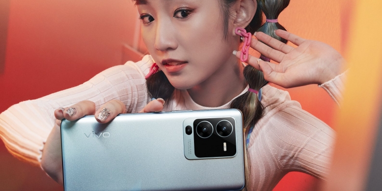 Vivo V25 Pro miliki RAM sehingga 20GB dan kamera swafoto autofokus