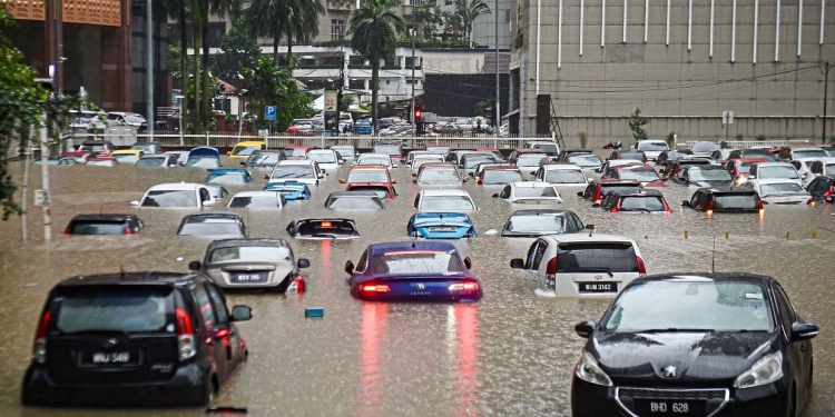 Kereta rosak masuk air akibat banjir? Ikut 9 tips ini untuk cegah & merawat