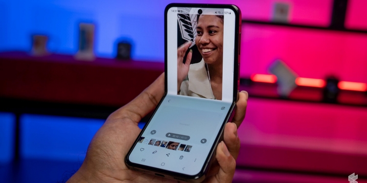 Anda boleh bergambar dalam sudut senget, serong, miring atau terbalik dengan telefon ini