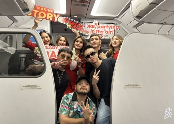 AirAsia rai dua kemenangan besar dengan parti dalam pesawat di awangan, pertama di Asia Tenggara