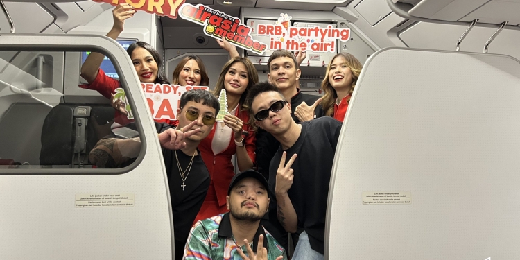 AirAsia rai dua kemenangan besar dengan parti dalam pesawat di awangan, pertama di Asia Tenggara