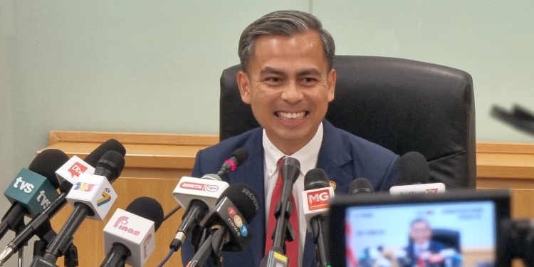 Fahmi Fadzil beri lampu hijau untuk DNB terus bangunkan 5G, tapi kajian semula tetap dibuat