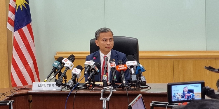 Fahmi Fadzil beri lampu hijau untuk DNB terus bangunkan 5G, tapi kajian semula tetap dibuat