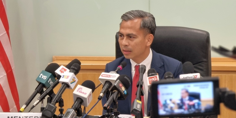 Fahmi Fadzil beri lampu hijau untuk DNB terus bangunkan 5G, tapi kajian semula tetap dibuat