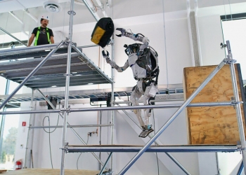 Anda perlu tonton robot Boston Dynamic lakukan lompatan akrobatik multipaksi