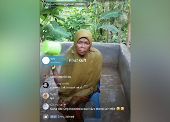 Tular nenek mandi lumpur di Tiktok, cuba teka berapa jumlah wang dia dapat untuk sekali live?