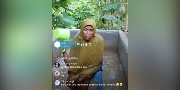 Tular nenek mandi lumpur di Tiktok, cuba teka berapa jumlah wang dia dapat untuk sekali live?