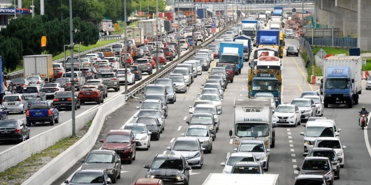 Pemandu kereta hilang 159 jam & rugi RM221 setahun akibat kesesakan trafik di Kuala Lumpur