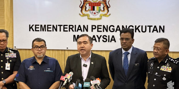 Kerajaan umum tak perlu lagi tampal cukai jalan di cermin dan bawa lesen fizikal